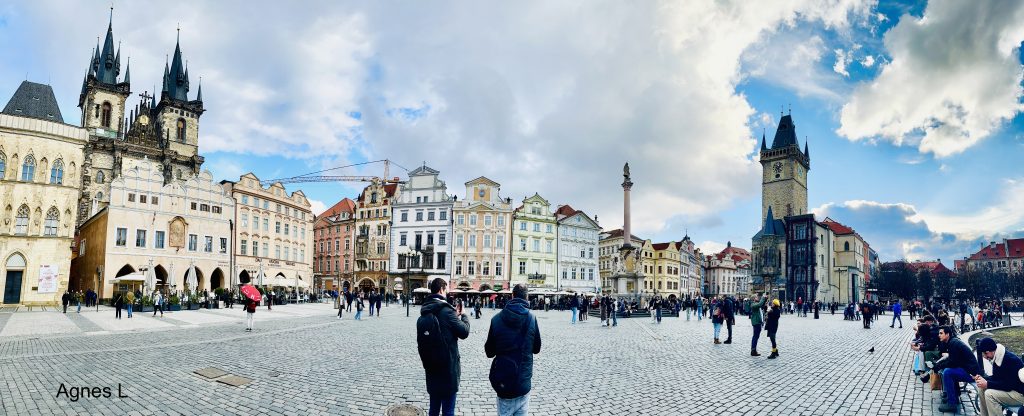 alt=Place de la Vieille Ville de Prague avec ses bâtiments colorés