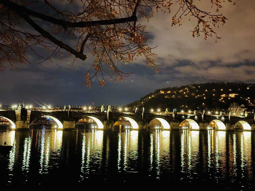 alt=Vue du Pont Charles à Prague de nuit, monument emblématique à visiter