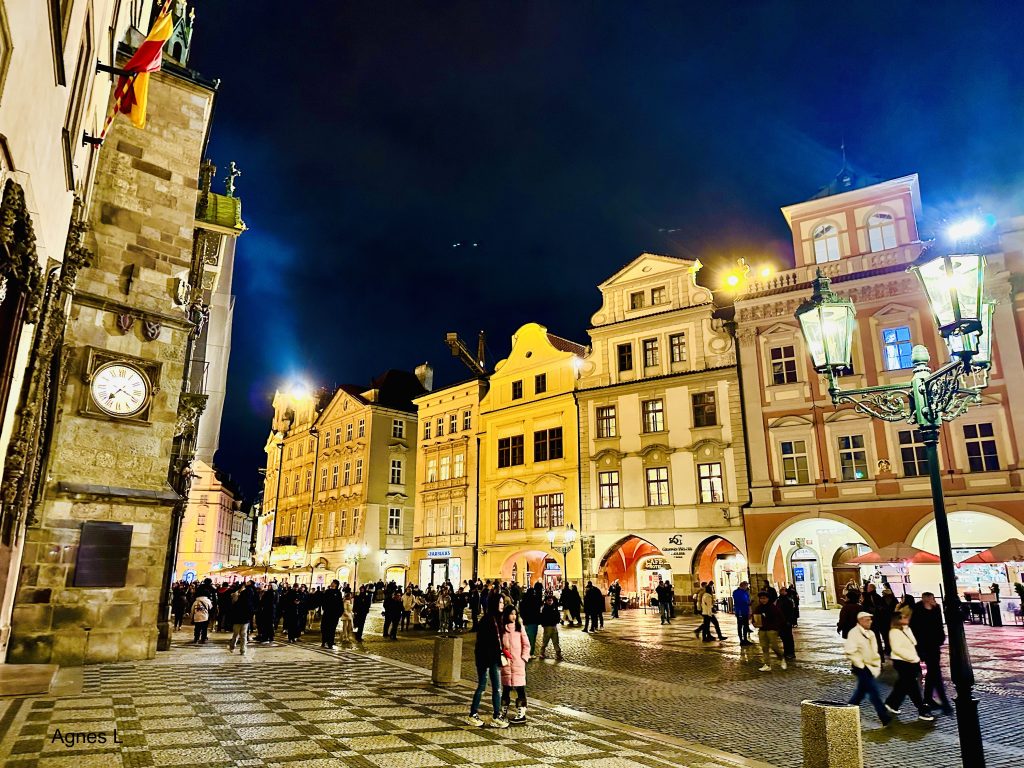 alt=place de la vieille ville de nuit