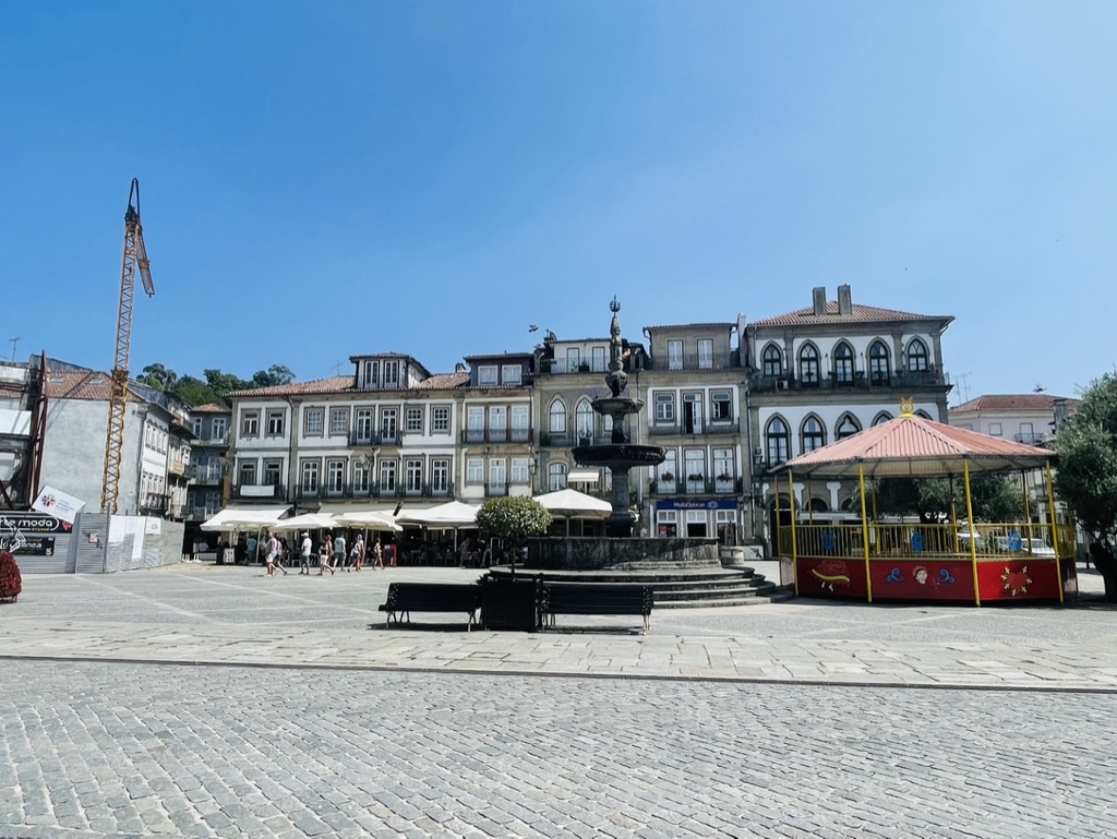 alt="Place de Camões à Ponte de Lima et son carrousel"