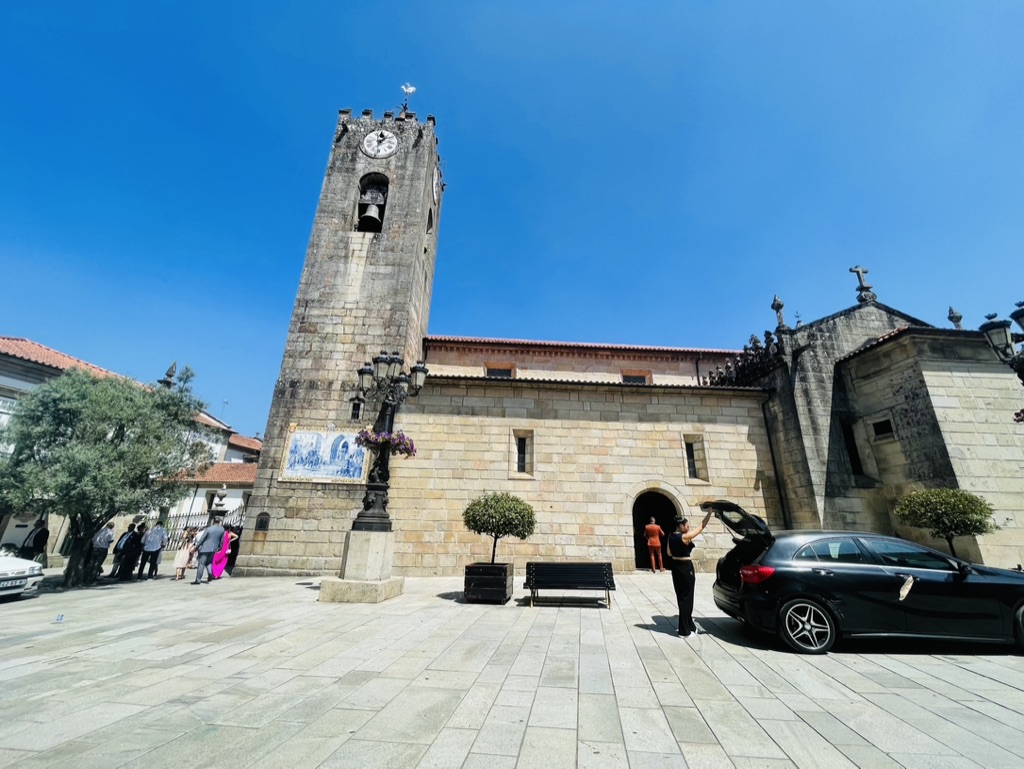  alt : « Église Matriz de Santa Maria dos Anjos, monument gothique à Ponte de Lima »