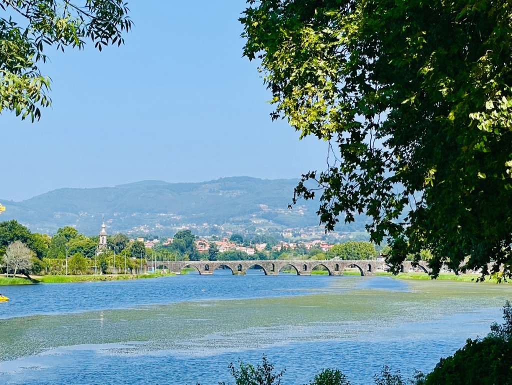 alt: "pont romain-gothique de ponte de lima"