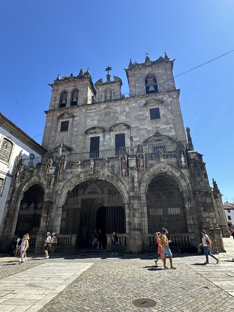 alt="Cathédrale Sé de Braga, plus ancienne cathédrale du Portugal avec architecture gothique et baroque