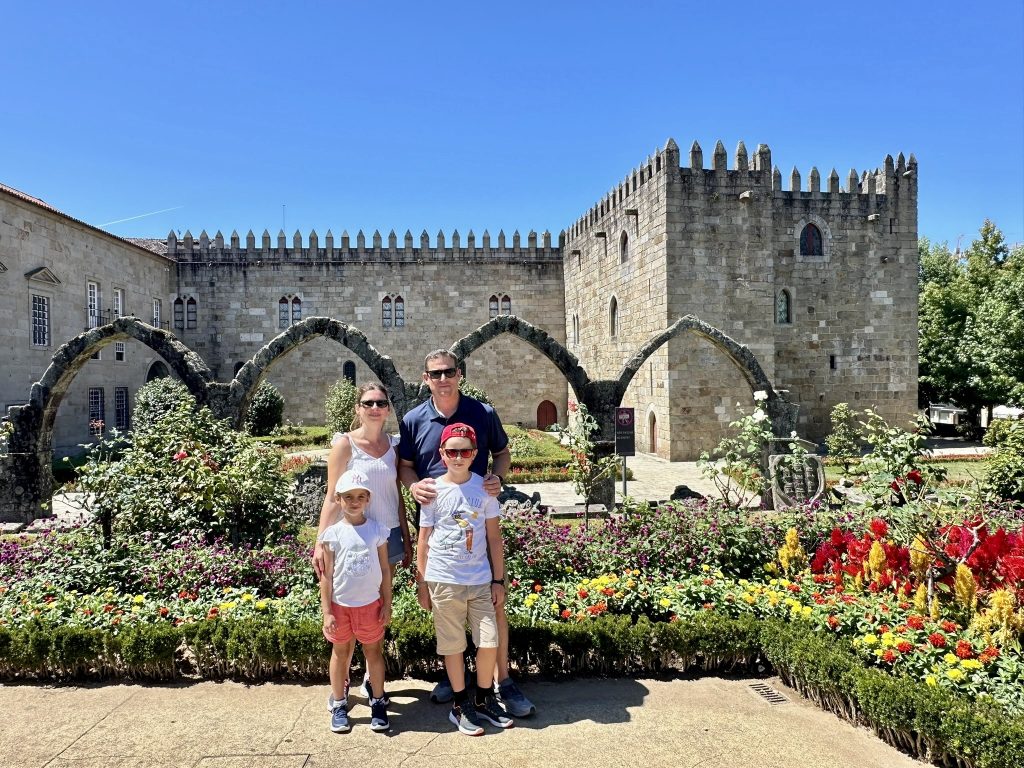 alt="Jardin de Santa Bárbara à Braga, espace fleuri avec ruines médiévales et vue sur le palais épiscopal"