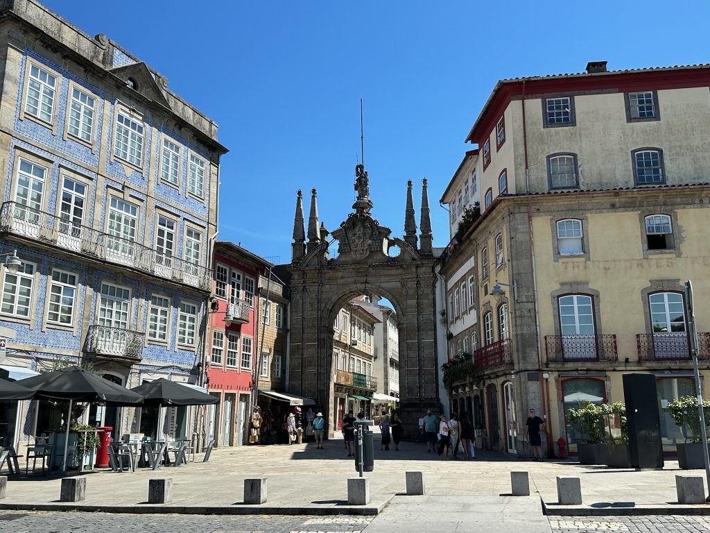 alt="Arco da Porta Nova de Braga, ancienne porte de la ville emblématique et symbole historique"