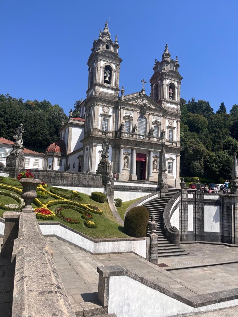 alt= jardins colorés de bom jesus do monte